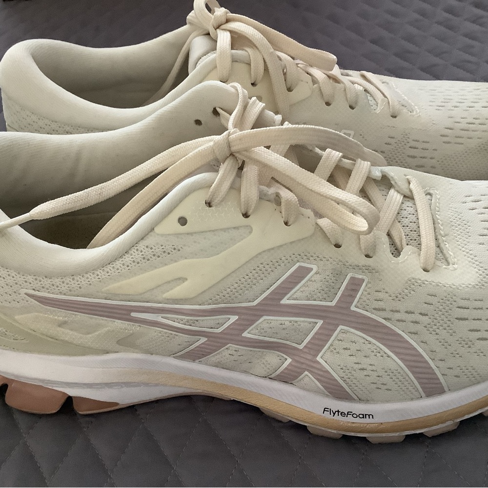 ASICS size 9M light oatmeal w/ taupe design logo on sides